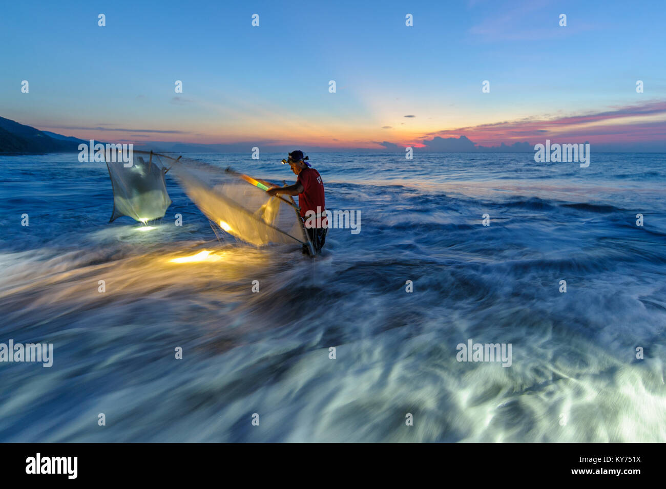 Méthode traditionnelle pour attraper des poissons avec un filet de pêche triangle Banque D'Images