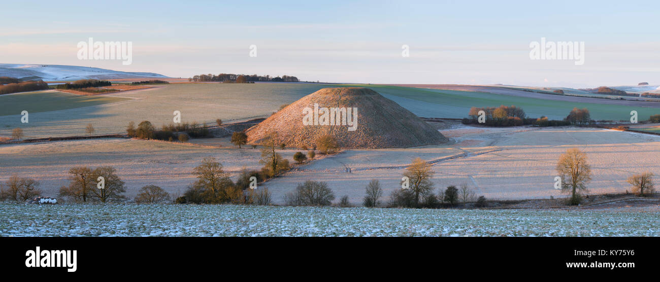 Silbury Hill en hiver au lever du soleil. Avebury, Wiltshire, Angleterre. Vue panoramique Banque D'Images