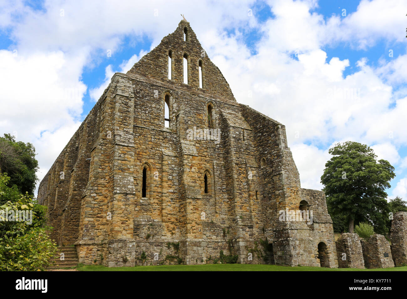 Ruines du dortoir des moines de l'Abbaye de Battle, East Sussex, Royaume-Uni. Construit sur le site de la bataille de Hastings, 1066. Banque D'Images