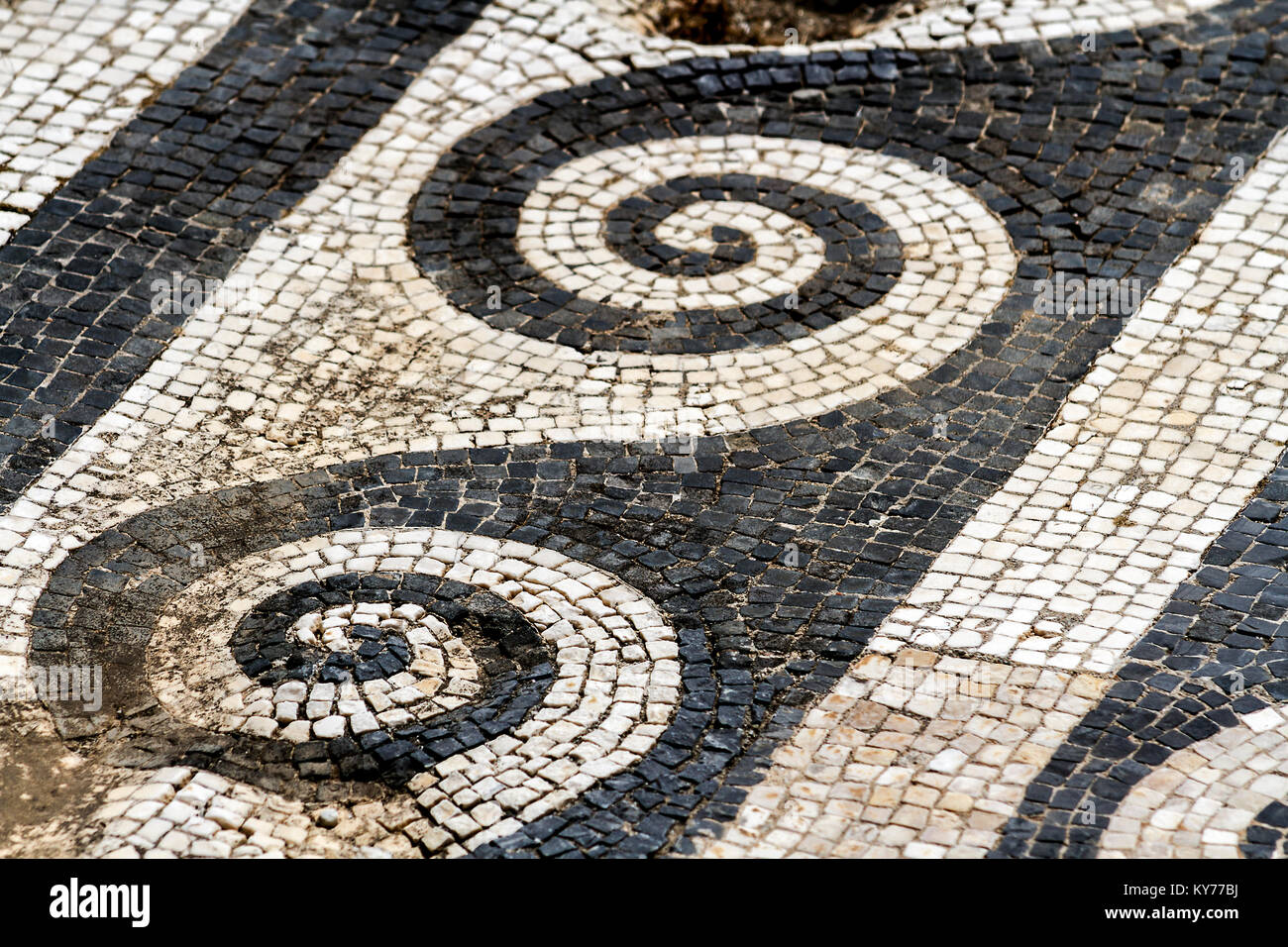 Vague noir et blanc motif en mosaïque à l'intérieur de ruines sur l'île de Délos Cycladean, Mykonos, Grèce, été 2017. Banque D'Images