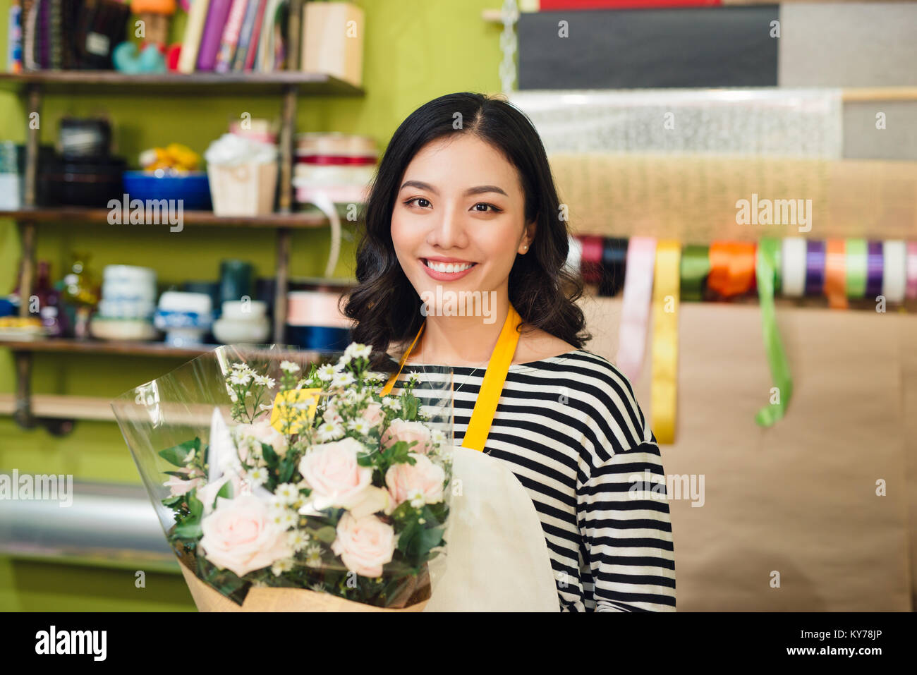 Belle asiatique female florist holding bouquet de fleurs Banque D'Images