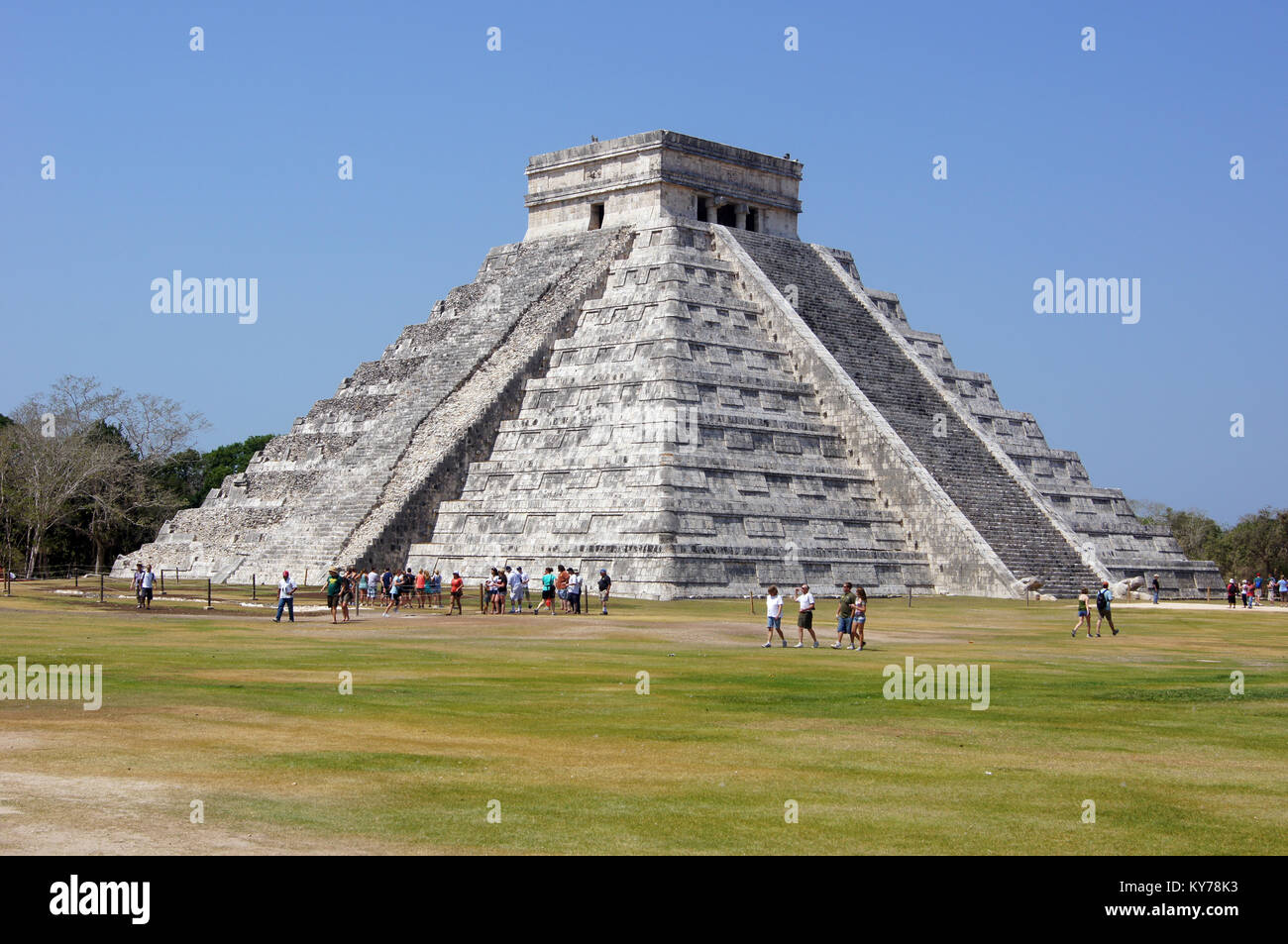 Kukulkan Pyramid et les touristes sur la place à Chichen Itza, Mexique Banque D'Images