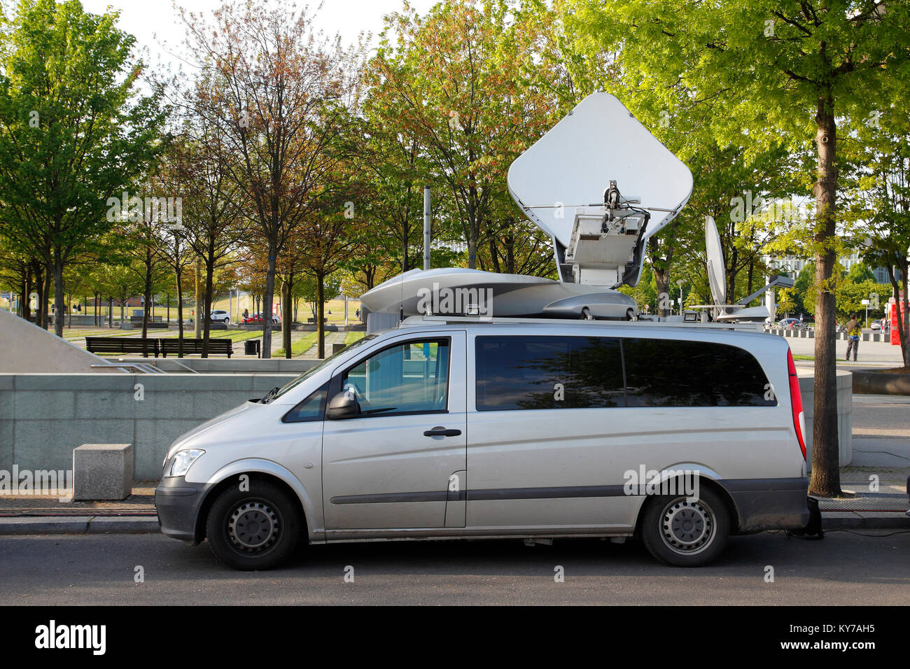 Antenne dans un véhicule de reporters de télévision Banque D'Images