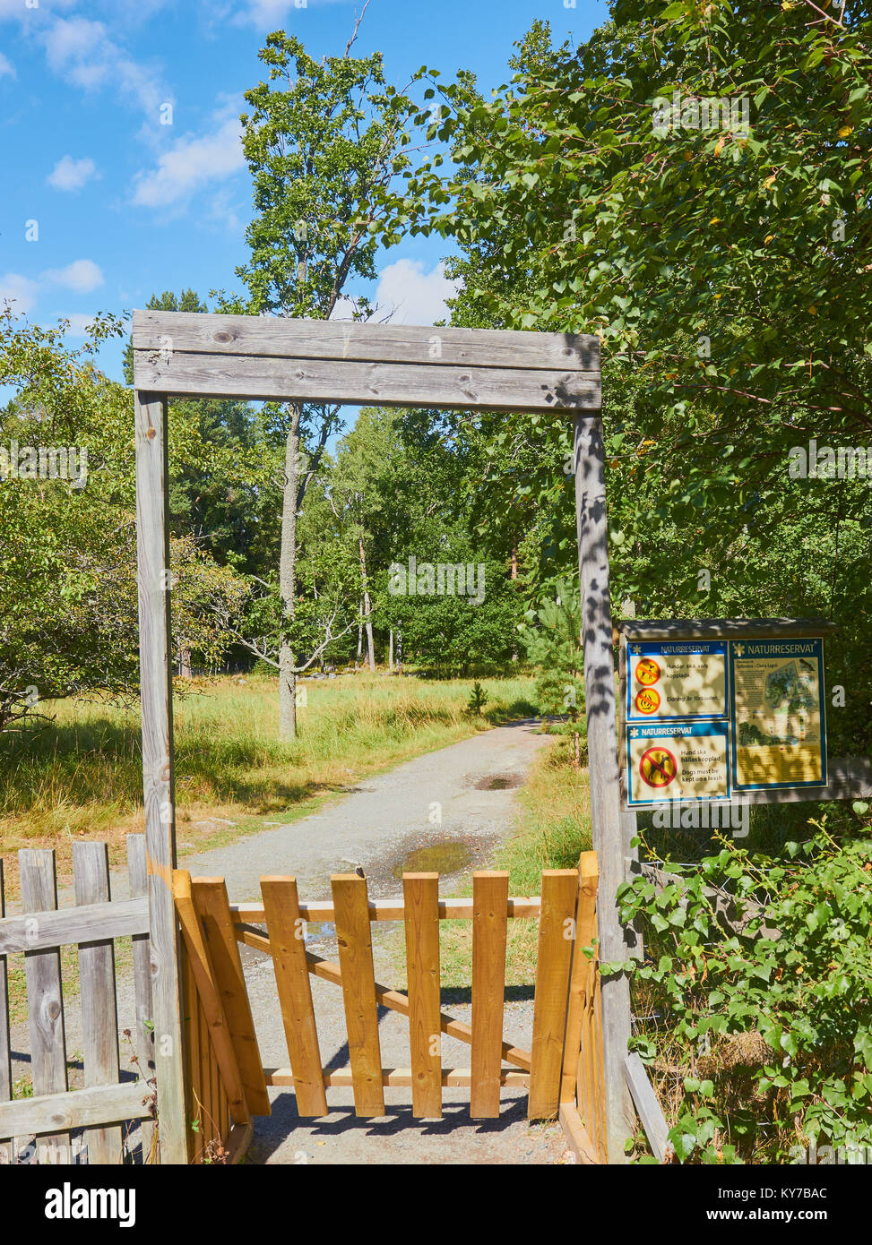 Porte en bois à l'entrée de la réserve naturelle d'Ostra Lagno, Ljustero, comté de Stockholm, Suède, Scandinavie. Banque D'Images