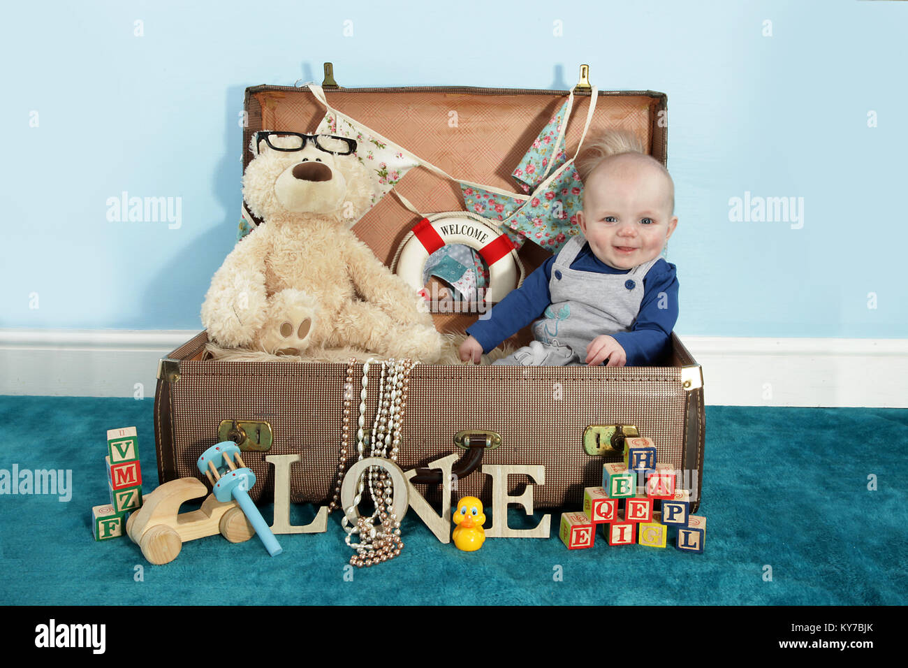 5 mois Garçon jouant avec des jouets dans vintage suitcase, toy box Banque D'Images