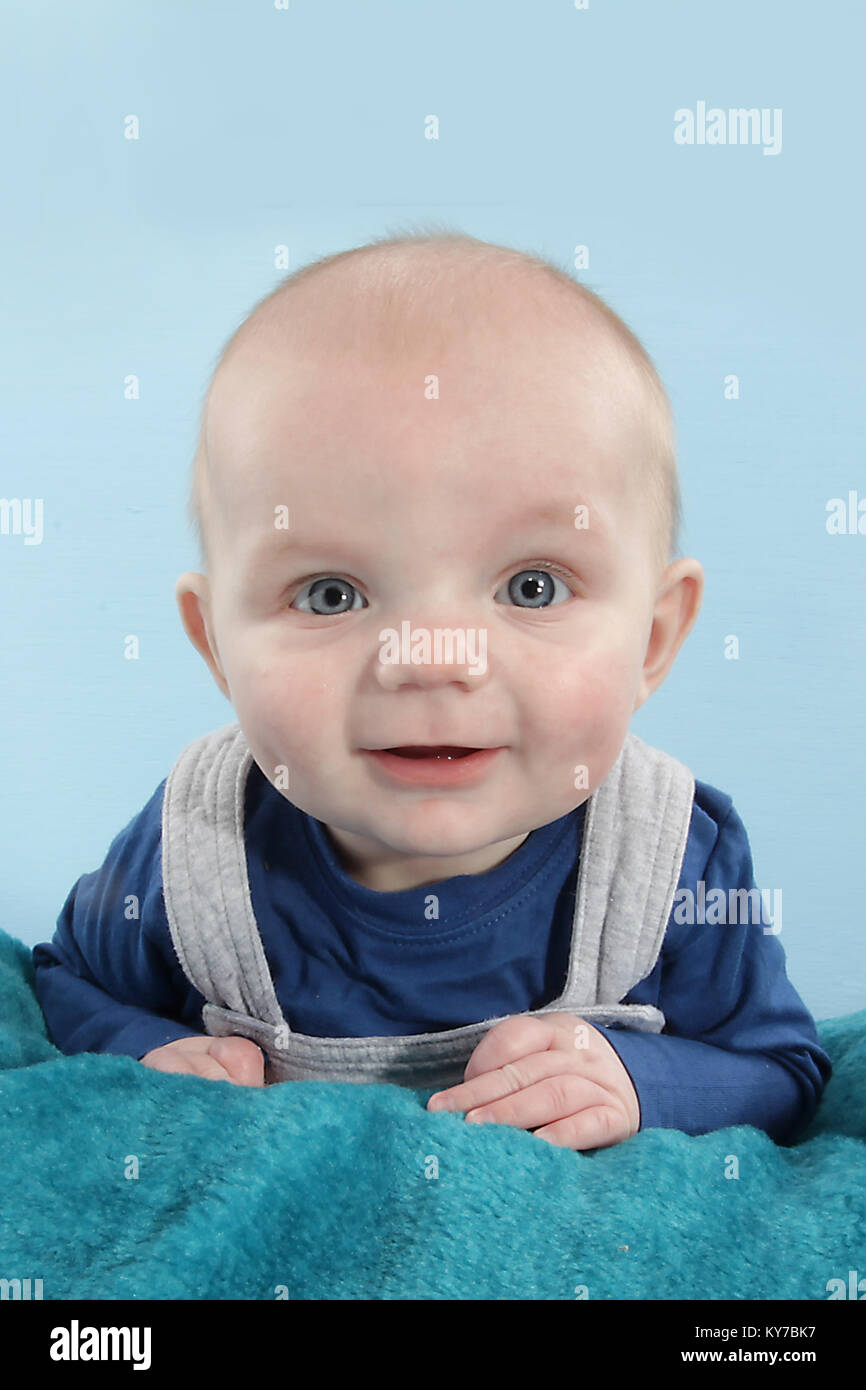 Garçon âgé de 5 mois à jouer sur un tapis Banque D'Images
