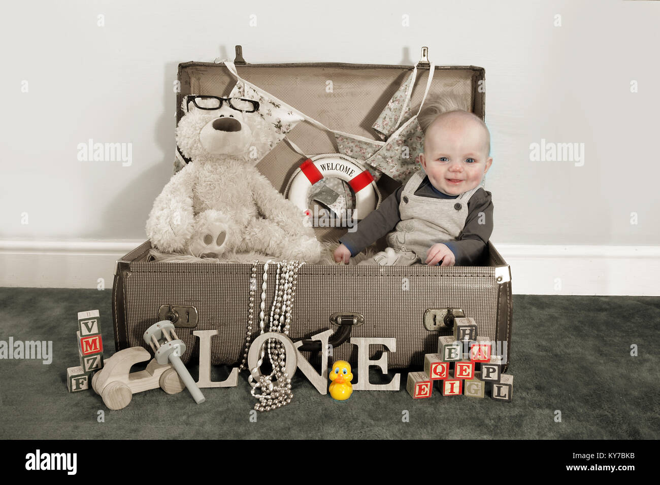 5 mois Garçon jouant avec des jouets dans vintage suitcase, toy box Banque D'Images