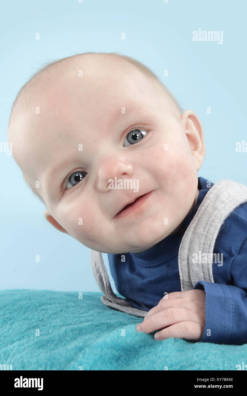 Garçon âgé de 5 mois à jouer sur un tapis Banque D'Images