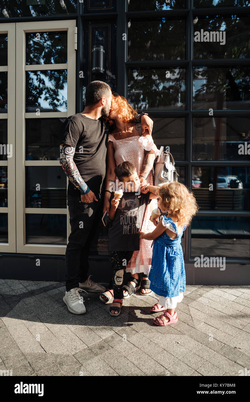 Beau jeune famille avec de la crème glacée Banque D'Images