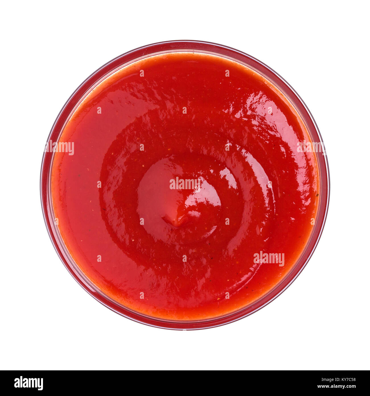 Le ketchup dans bol en verre isolé sur fond blanc. Vue d'en haut Banque D'Images
