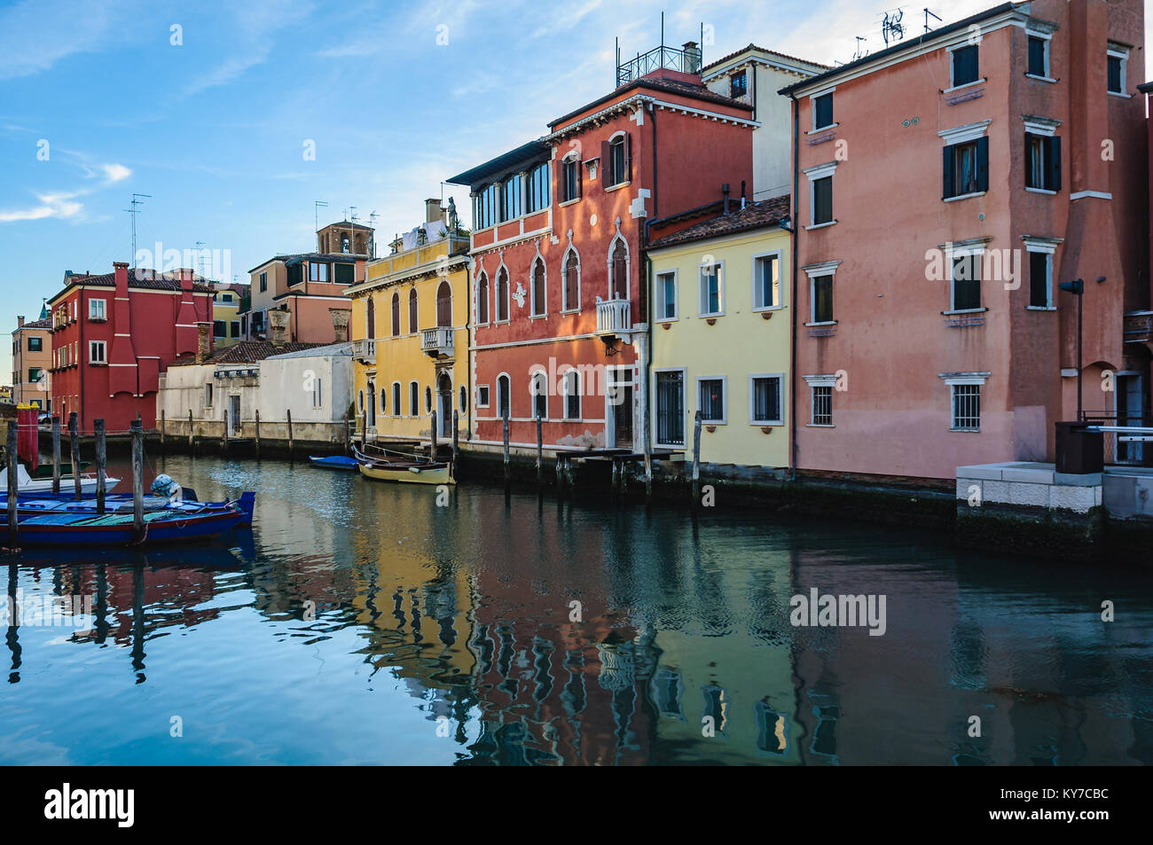 La vieille ville et les canaux au crépuscule à Chioggia, Italie Banque D'Images