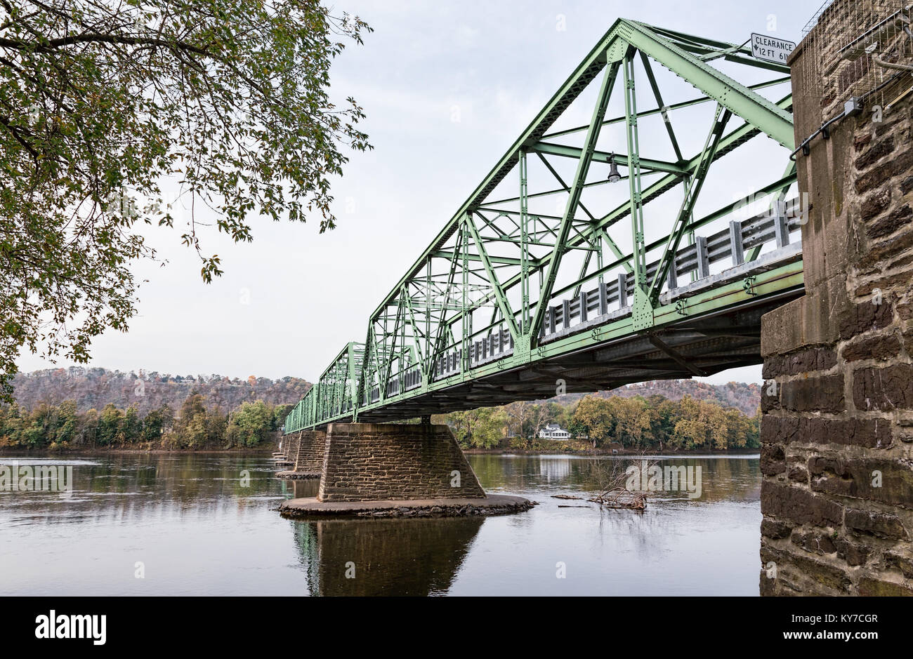 Le Uhlerstown-Frenchtown Bridge de Frenchtown, New Jersey pour Uherlstown, Pennsylvanie. Le pont traverse la rivière Delaware. Banque D'Images
