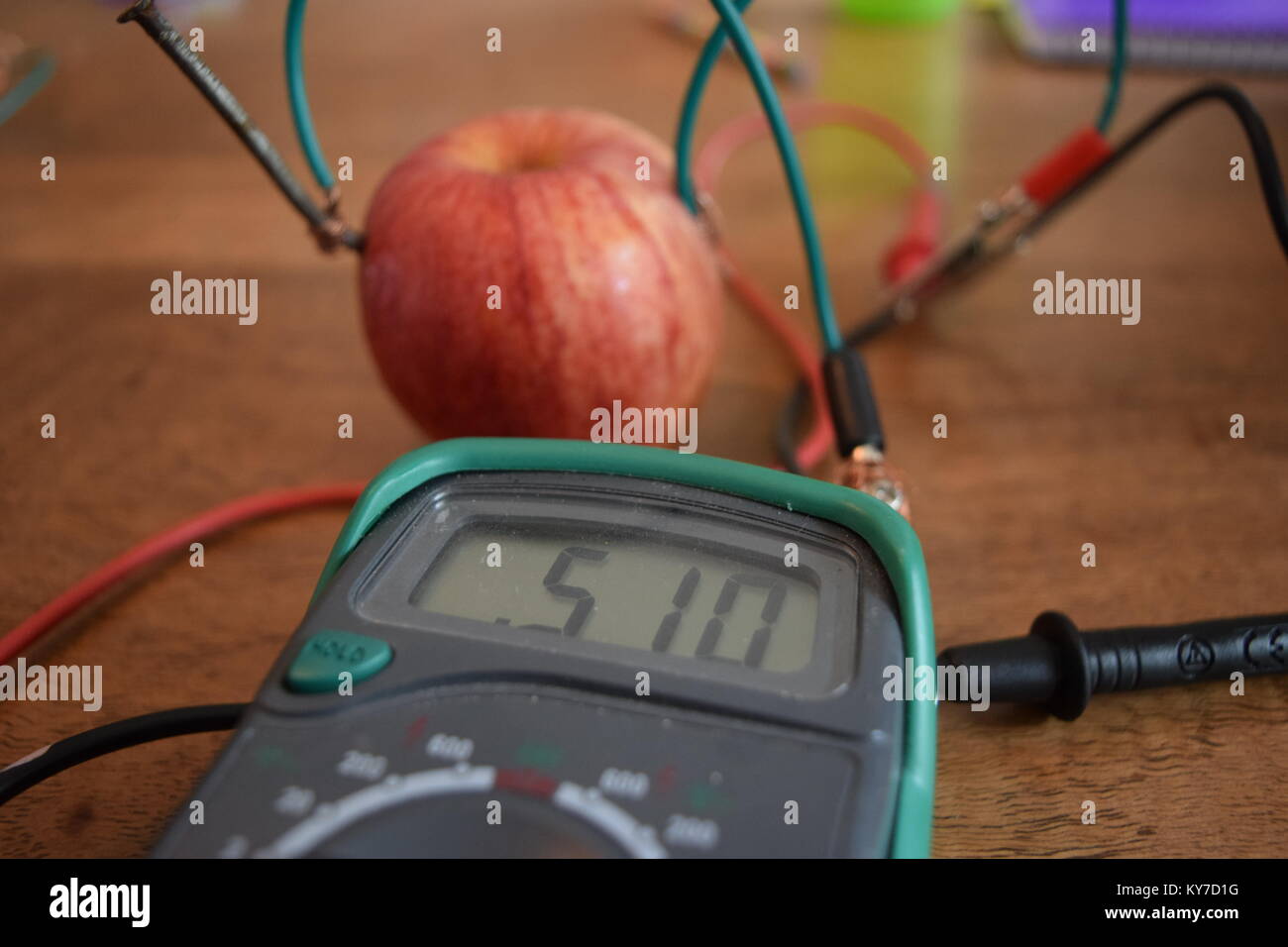 Projet d'école expérience batterie électrique frankenstein apple Banque D'Images
