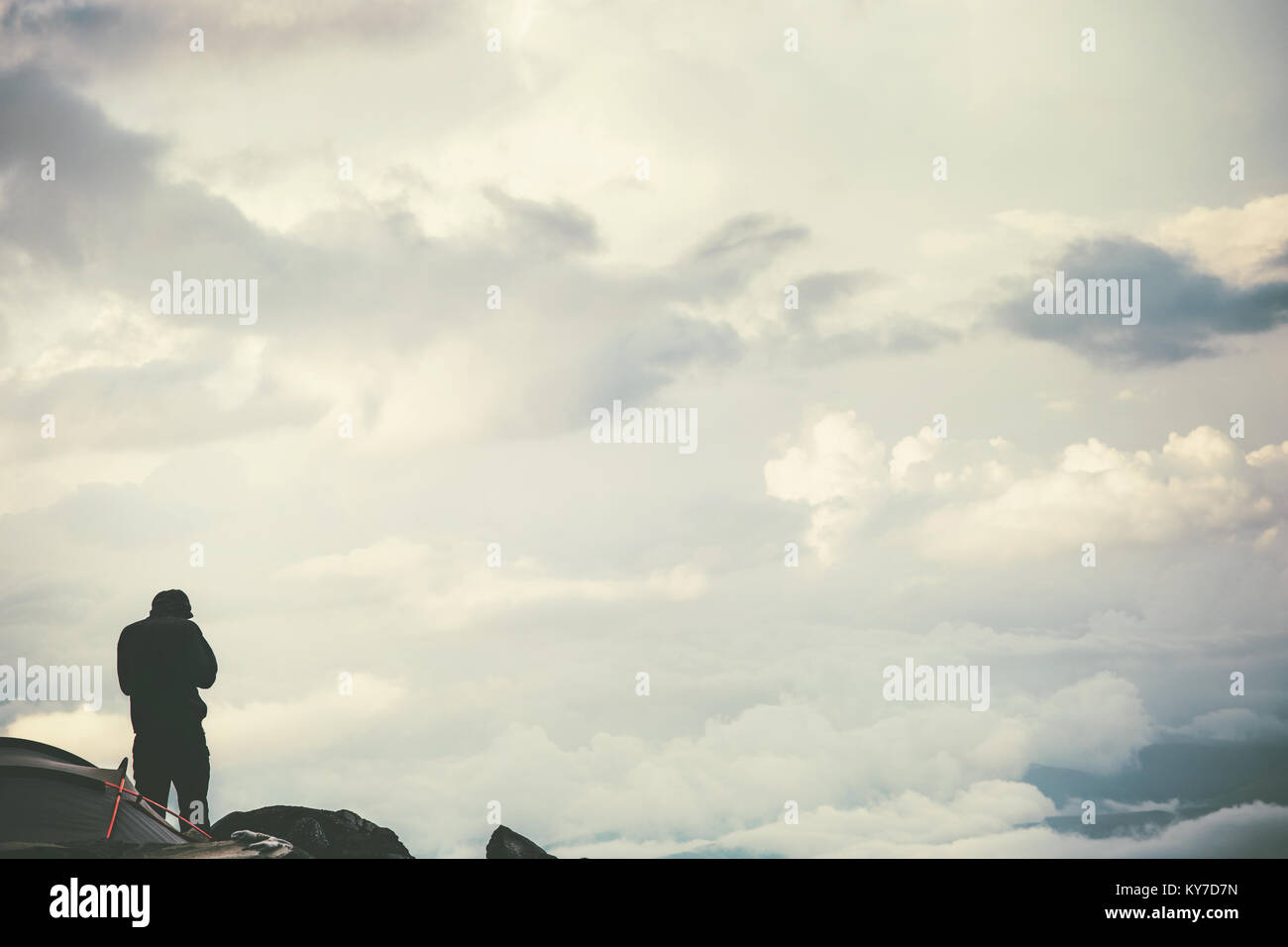 Meilleur homme debout sur falaise sur nuages profitant du paysage des montagnes brumeuses de vie voyage concept liberté vacances d'aventure outdoor Banque D'Images