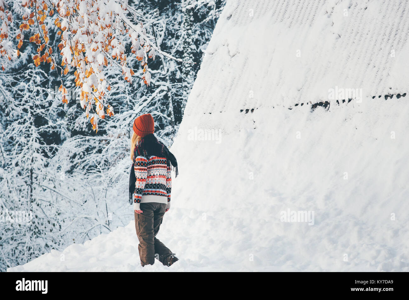 Femme de marcher seul dans la forêt d'hiver Vie Voyage Vacances aventure concept active outdoor Banque D'Images