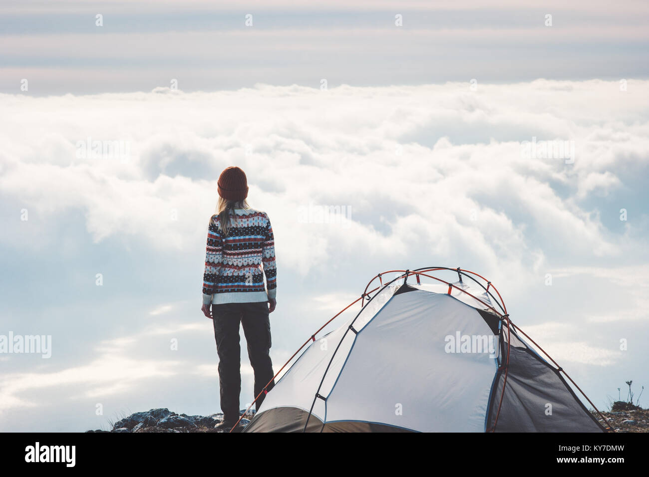 Sur femme seule falaise de montagne nuages brumeux sur fond de paysage concept de vie Voyage Vacances aventure camping en tente en plein air Banque D'Images