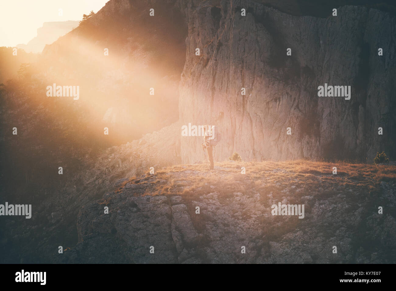 Woman Traveler avec sac à dos randonnée sur la falaise Vie Voyage aventure concept vacances actives piscine rocheuses paysage coucher du soleil Banque D'Images