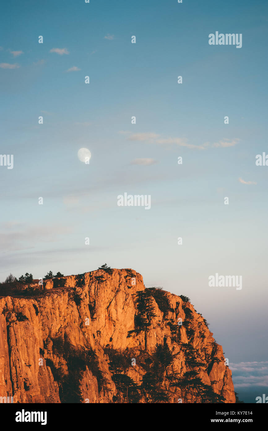 Montagnes Rocheuses Cliff et la lune coucher du soleil Vue aérienne Voyage Paysage paysage serein de la nature sauvage Banque D'Images