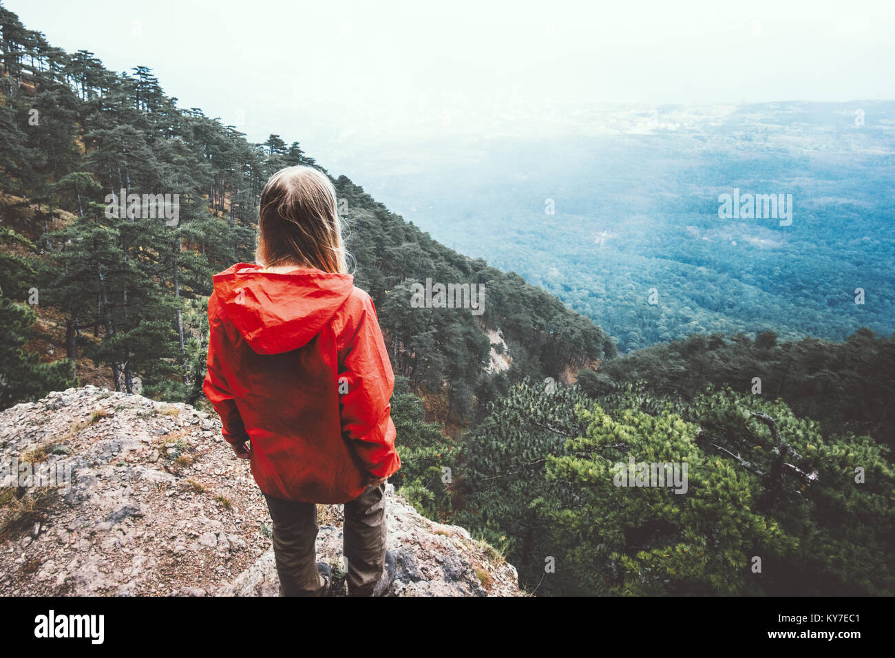 Woman Traveler debout sur falaise seul Vue aérienne des montagnes de la forêt sur le contexte de vie de voyage vacances d'aventure concept Banque D'Images