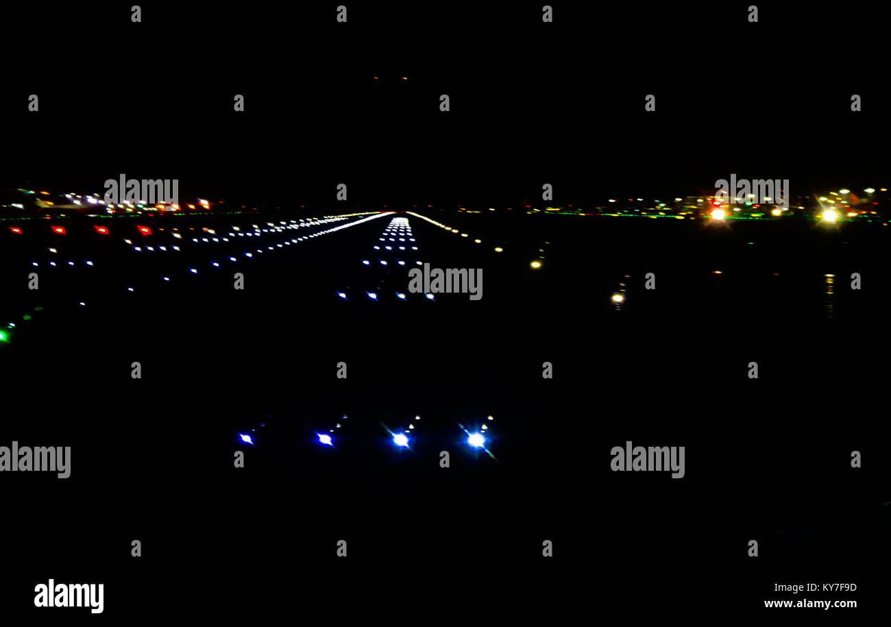 Pour l'atterrissage à venir - l'aéroport de runnway résumé dans le noir sur un fond de nuit humide Banque D'Images