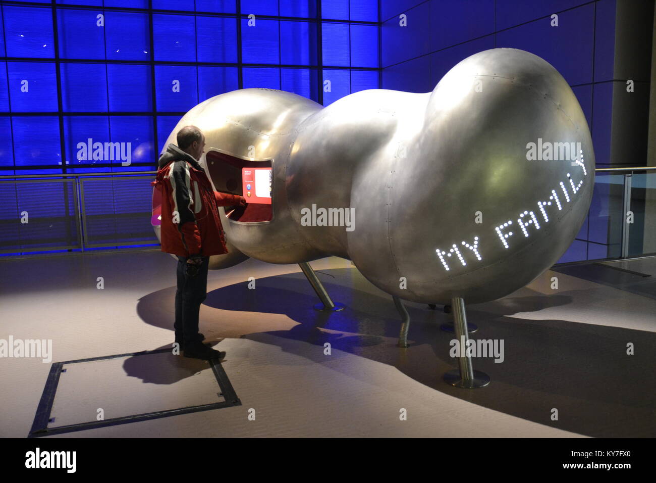 L'homme sur un écran interactif dans la biologie humaine et la médecine Exposition au Science Museum, Londres Banque D'Images