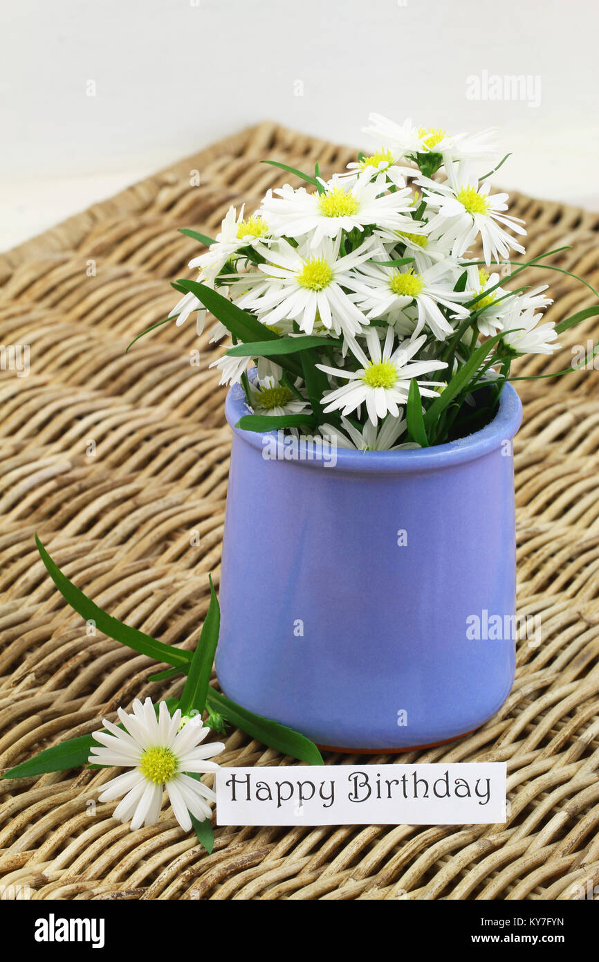 Joyeux Anniversaire Carte Avec Marguerite Blanche Fleurs Dans Vase En Porcelaine Bleue Sur La Surface De L Osier Photo Stock Alamy