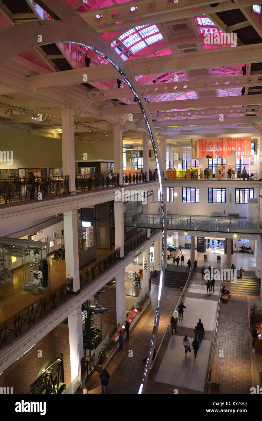 Vue depuis le dernier étage du musée des Sciences, Londres, Royaume-Uni, donnant sur l'atrium Banque D'Images