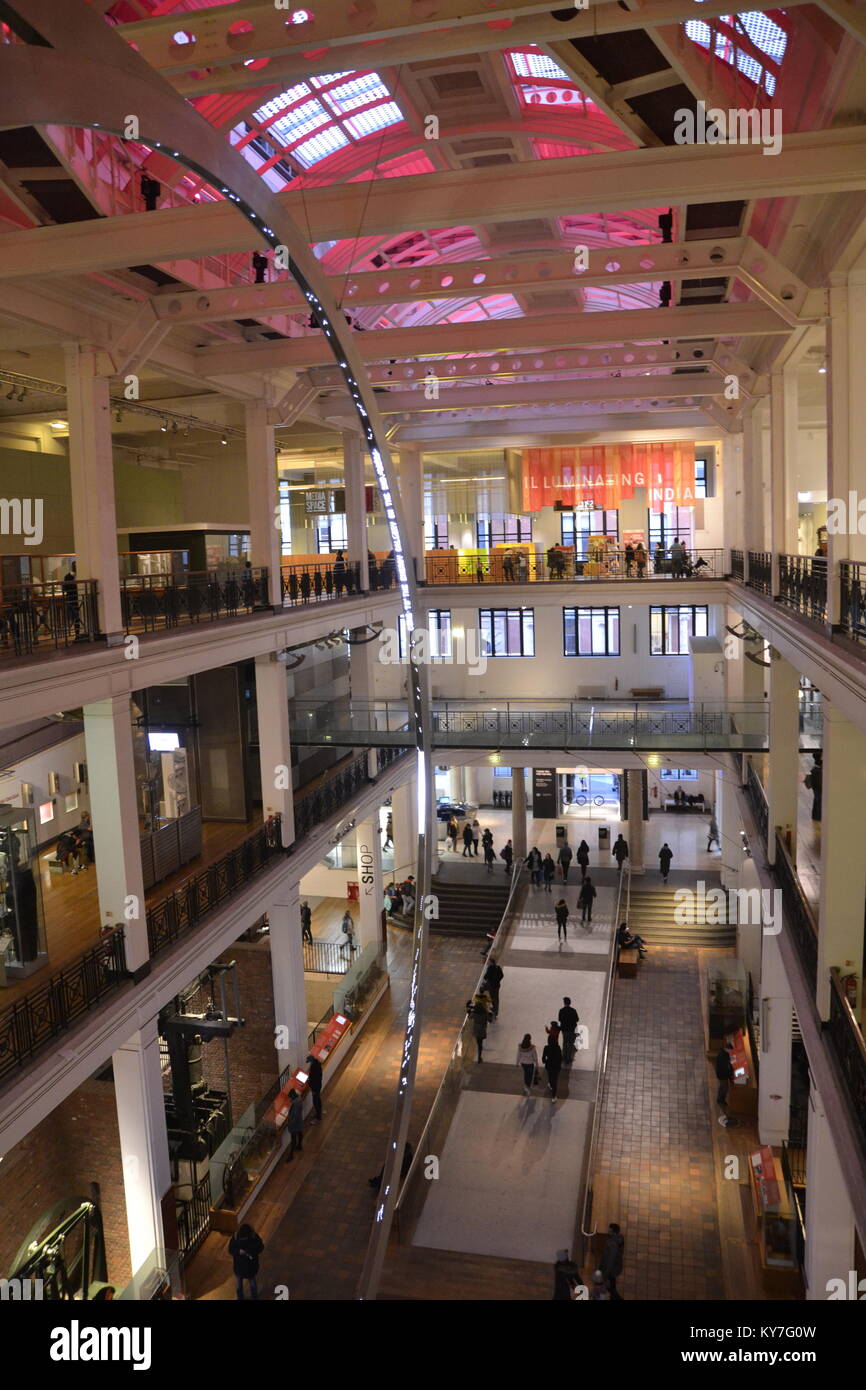 Vue depuis le dernier étage du musée des Sciences, Londres, Royaume-Uni, donnant sur l'atrium Banque D'Images