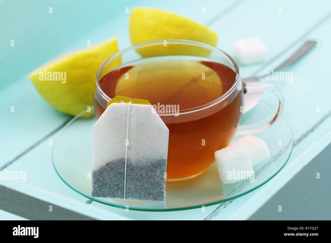 Sachet appuyé contre tasse de thé au citron Banque D'Images