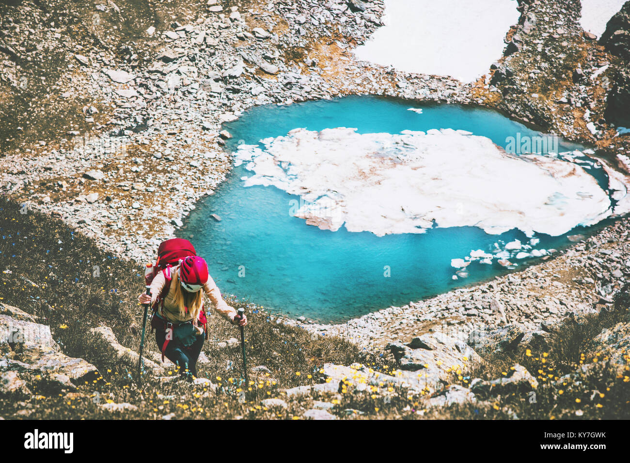 Traveler woman climbing au sommet des montagnes blue lake vue aérienne de vie voyage vacances d'aventure de plein air concept Banque D'Images