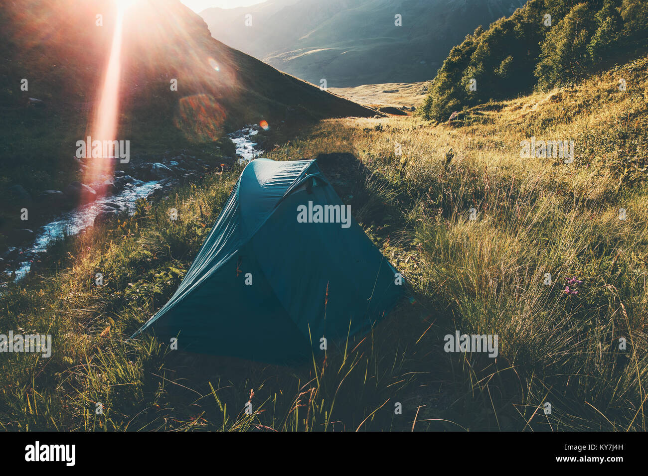 Camping tente à Vie Voyage Paysage montagne l'été vacances d'aventure outdoor concept Banque D'Images