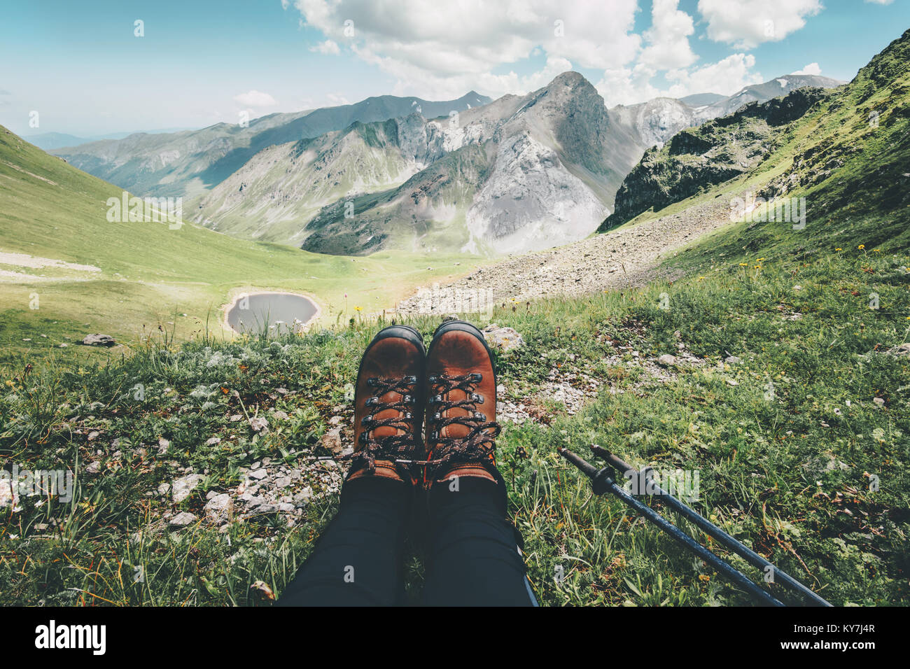 Pieds de trekking et montagnes en arrière-plan du paysage de vie voyage vacances d'aventure concept Banque D'Images