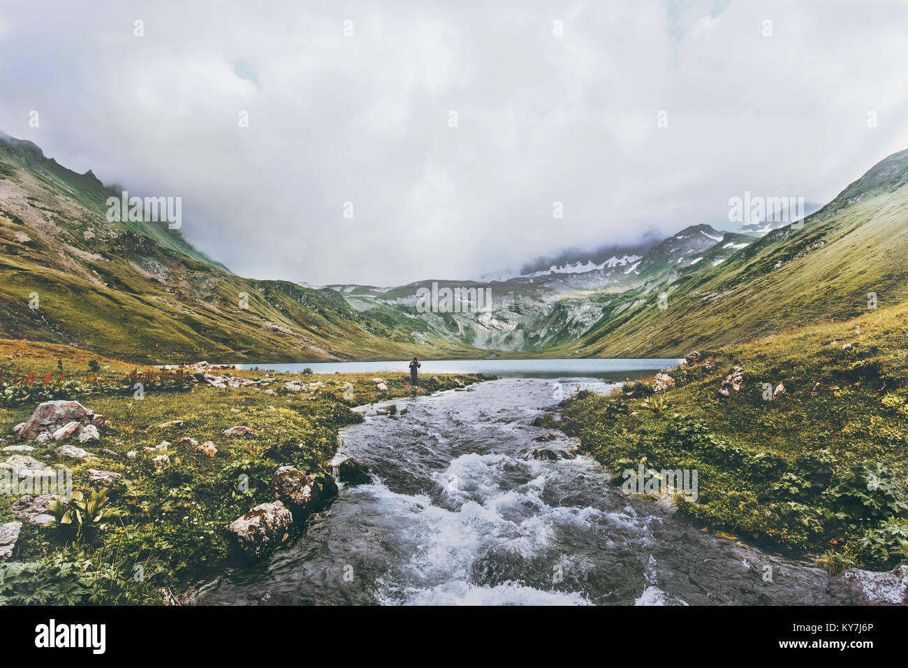 Rivière et Montagne randonnée paysage paysage traveler Voyage d'été Banque D'Images