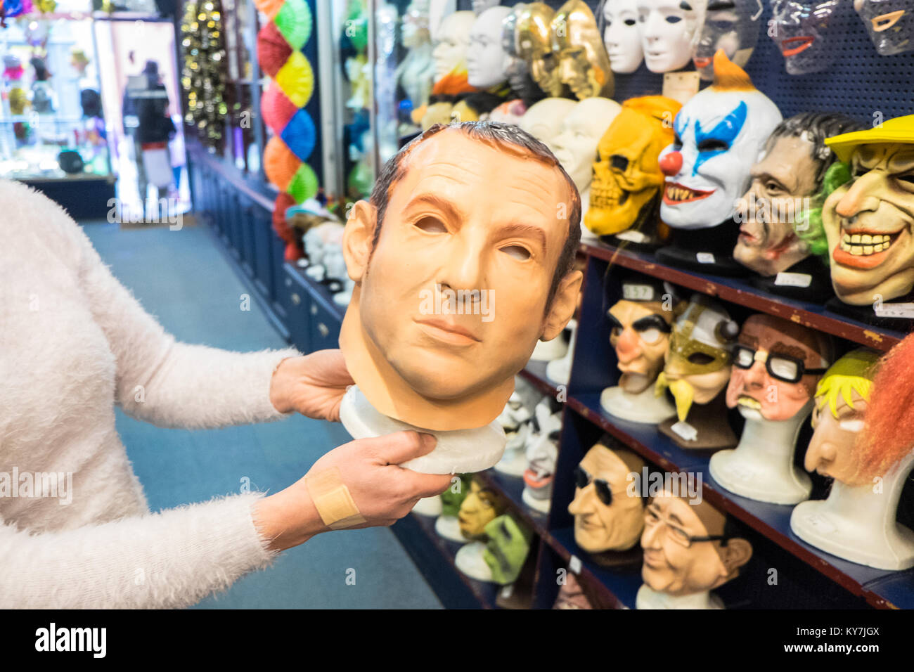 Le président,Macron,Mask,blague,magasin,horreur,face,Halloween effrayant,masques,,à petit,store,en,Center,de,Carcassonne,Aude,France,French,Europe,Europe, Banque D'Images