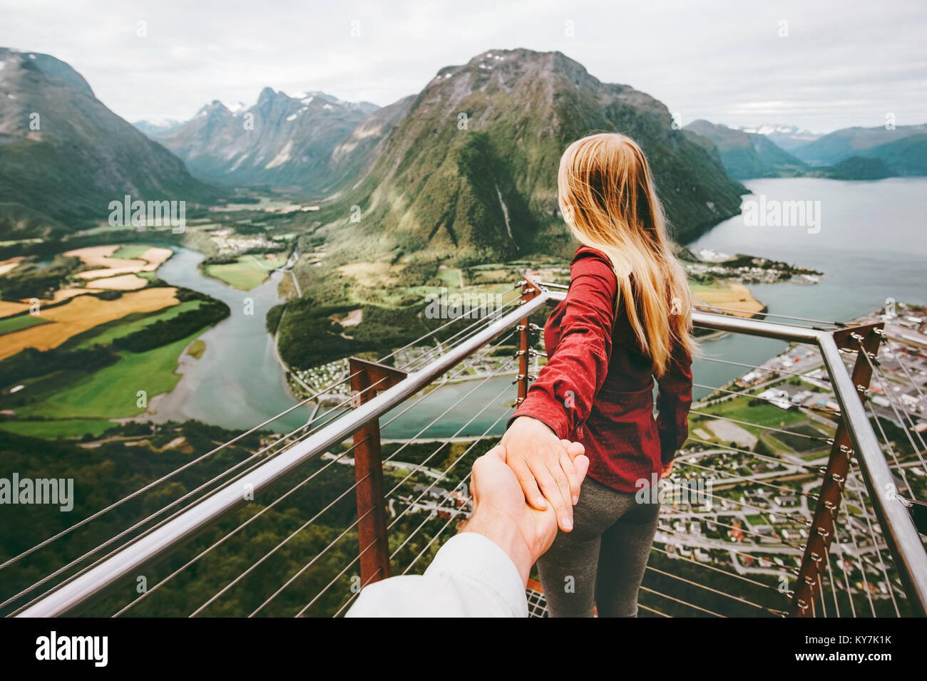 Couple Homme et Femme suivre main dans la main dans les montagnes de la Norvège et de l'amour avec une assurance vie émotions concept. Jeune famille voyageant adventur active Banque D'Images