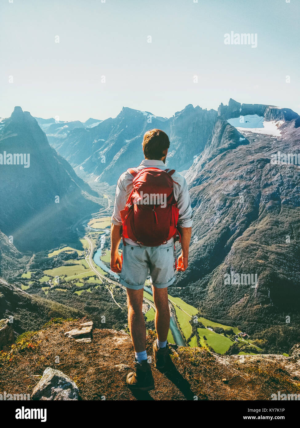 L'homme en Norvège Voyage montagnes healthy lifestyle concept active week-end Vacances d'apprécier vue aérienne du paysage Banque D'Images