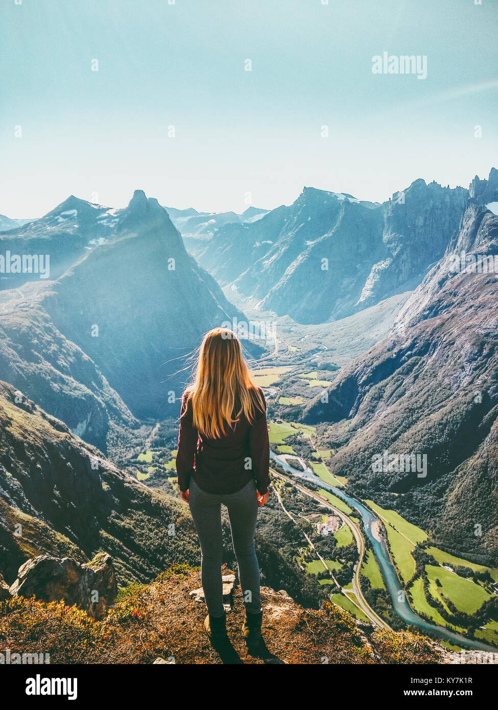 Femme en Norvège Voyage montagnes healthy lifestyle concept active week-end Vacances d'apprécier vue aérienne du paysage Banque D'Images
