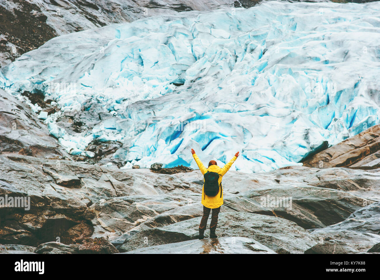 Femme soulevées en Norvège voyage mains vie aventure plein air glacier Nigardsbreen vacances concept Banque D'Images