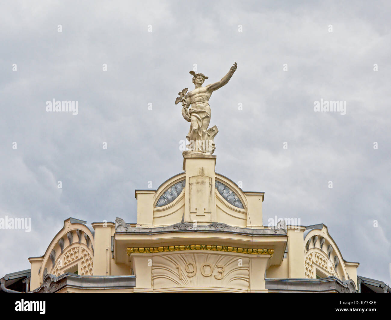 Statue en pierre blanche de il dieu grec Hermès tenant un caducée personnel et le port de casque ailé, au sommet d'un bâtiment néo-renaissance à Ljubljana, S Banque D'Images