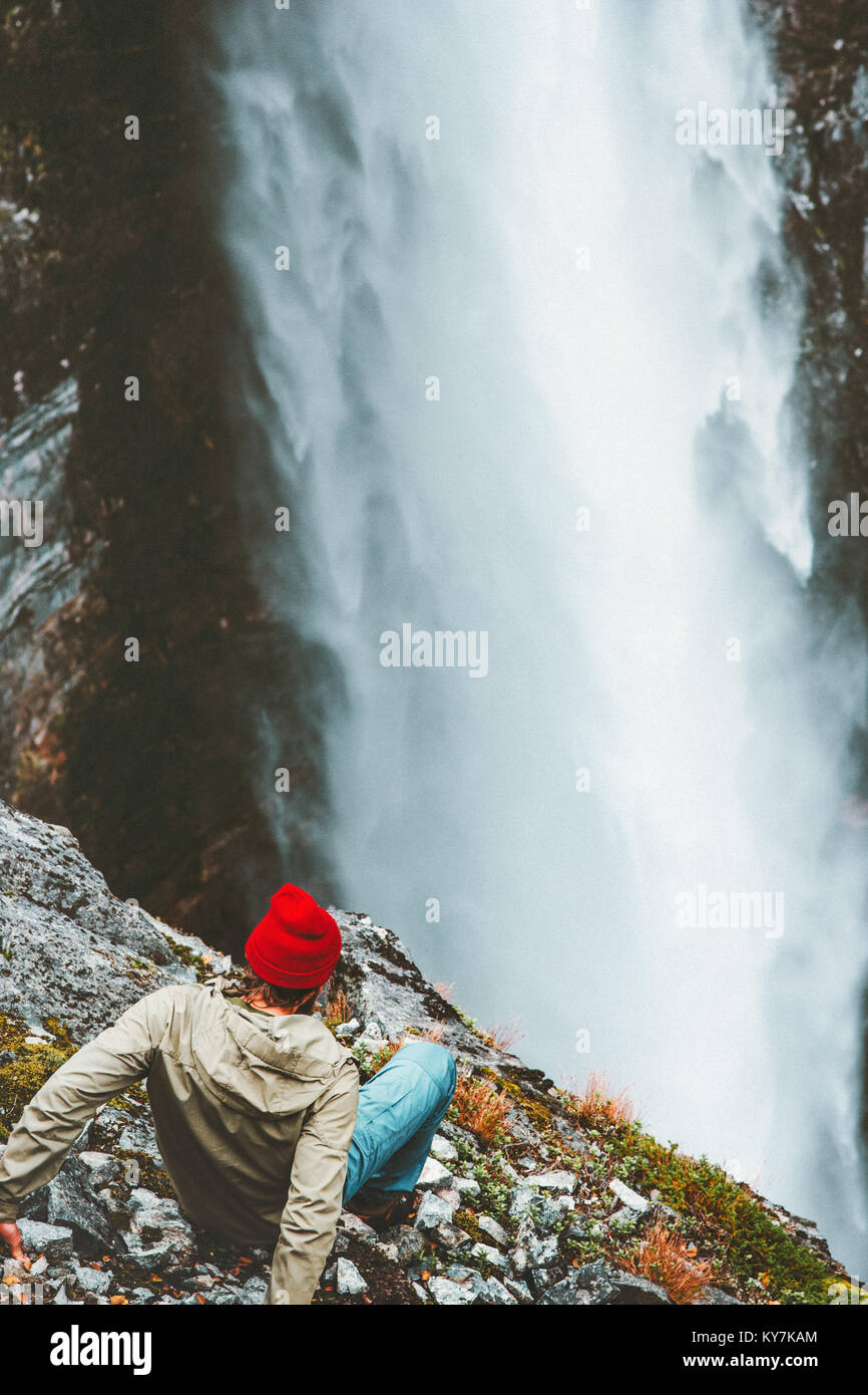 L'homme sur la falaise à la cascade à vie les sorties en plein air concept réussite vacances d'aventure dans les montagnes Banque D'Images