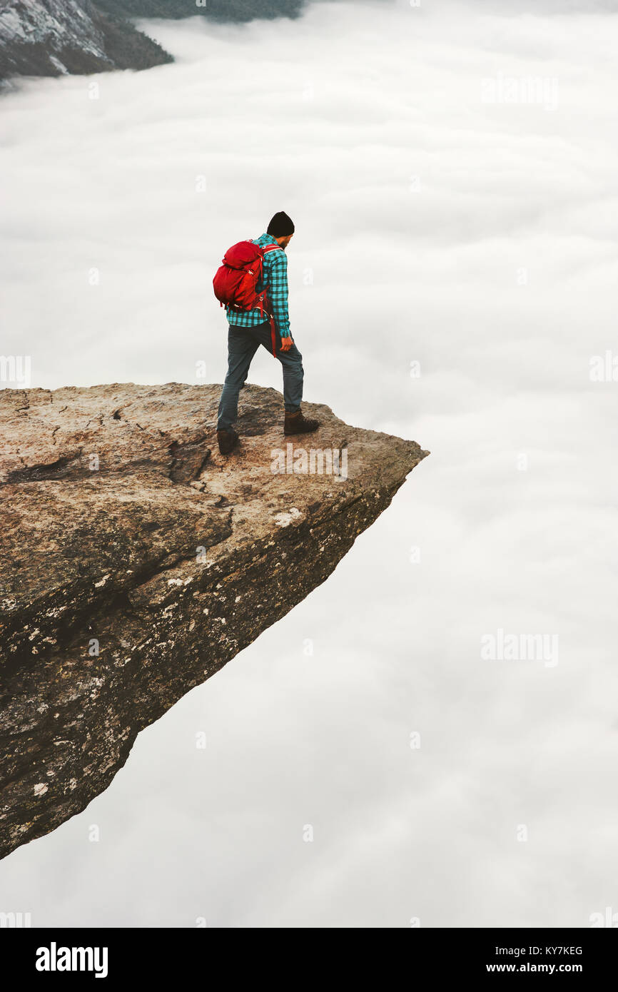 Sac à Dos Homme Touristiques Avec Le Bord De La Falaise Rocheuse