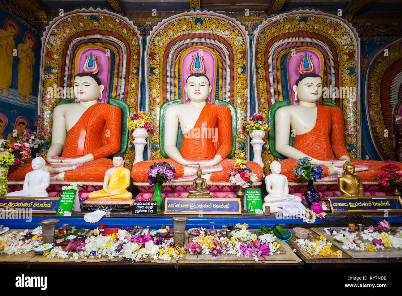 BENTOTA, SRI LANKA - le 27 février 2017 : les statues de Bouddha à l'intérieur du Temple Kande Vihara. Vihara Kande est un important temple bouddhiste près de Bentota Beach dans Banque D'Images