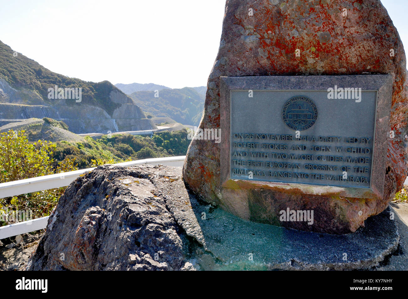 Point d'observation du col de Remutaka et pierre commémorative avec des travaux routiers de la nouvelle section au-delà. Île du Nord de la Nouvelle-Zélande. Gamme Remutaka. Plaque Banque D'Images