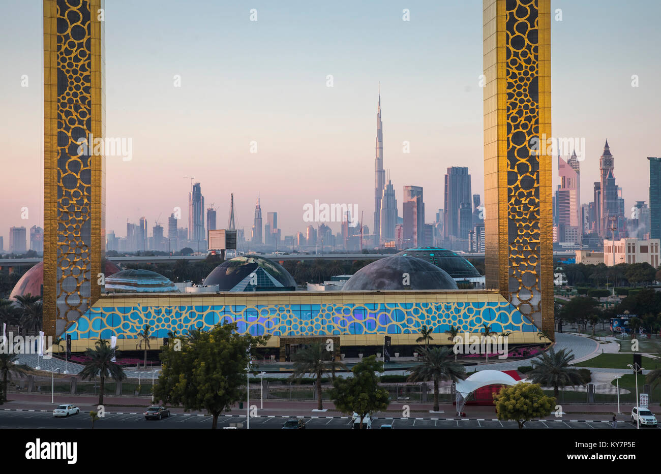 Dubaï, Émirats arabes unis, Janvier 13th, 2018 : construction du châssis de Dubaï au lever du soleil Banque D'Images