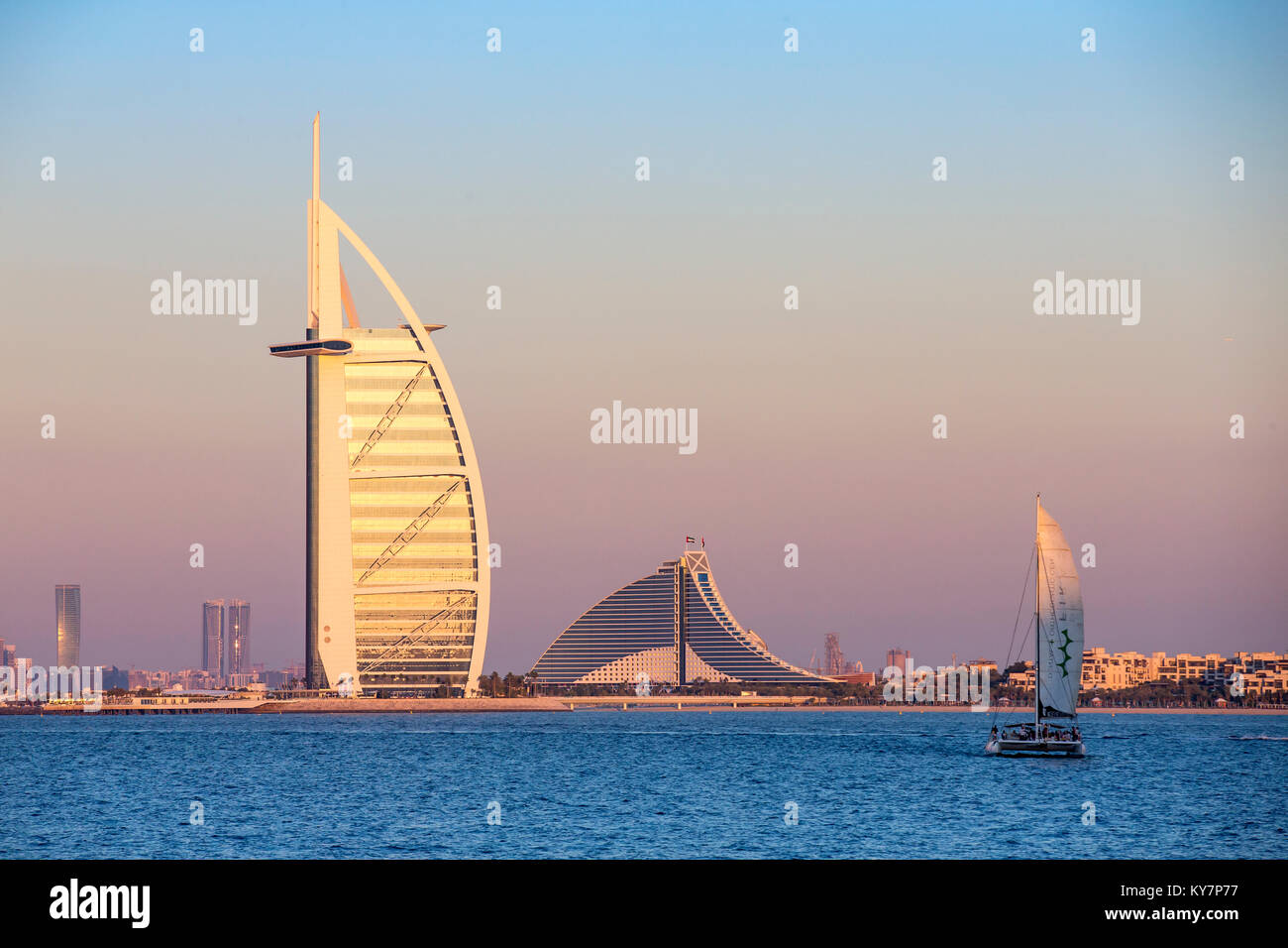 Dubaï, Émirats arabes unis, Janvier 12th, 2018 : Burj Al Arab Hotel au lever du soleil Banque D'Images