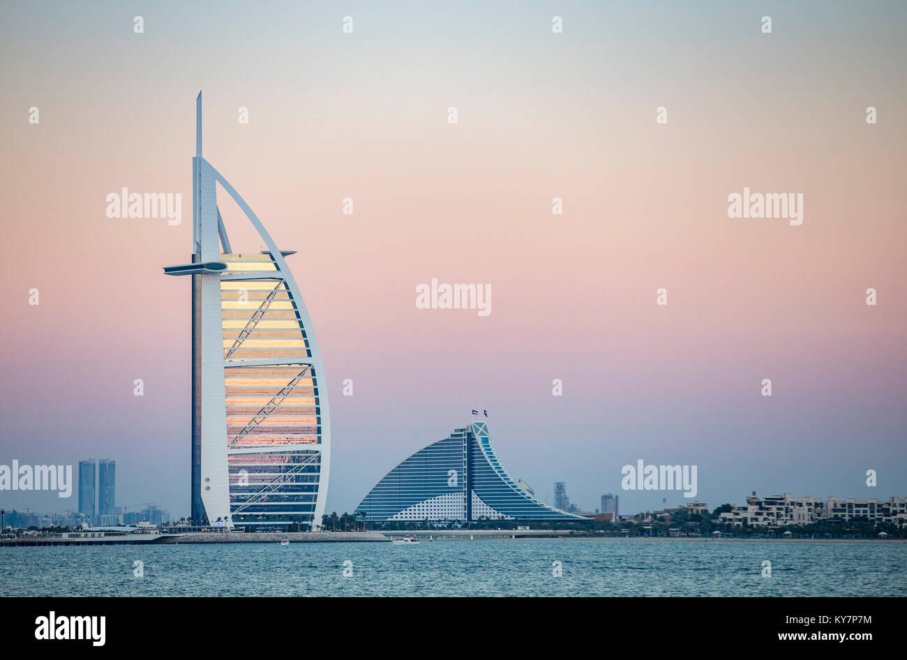 Dubaï, Émirats arabes unis, Janvier 12th, 2018 : Burj Al Arab Hotel au lever du soleil Banque D'Images