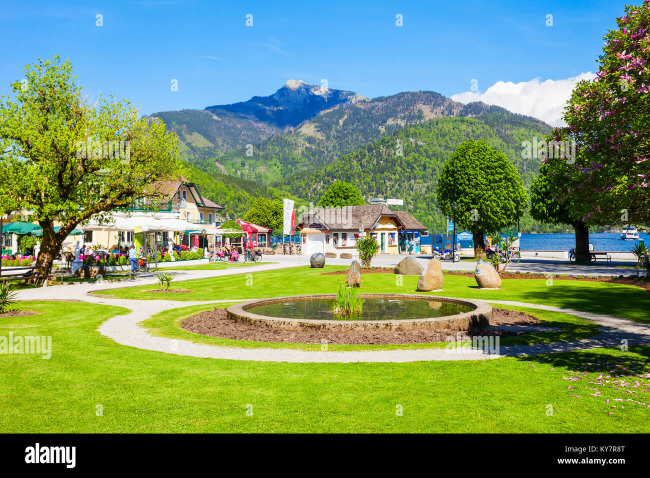 ST. GILGEN, Autriche - 17 MAI 2017 : parc public à St Gilgen, village de la région du Salzkammergut en Autriche. St Gilgen situé au lac Wolfgangsee. Banque D'Images