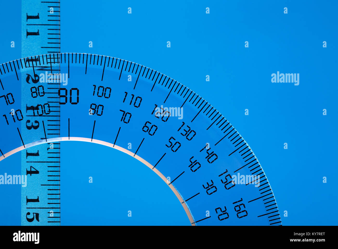 Le rapporteur en plastique transparent et d'une règle sur fond bleu avec copie espace Banque D'Images