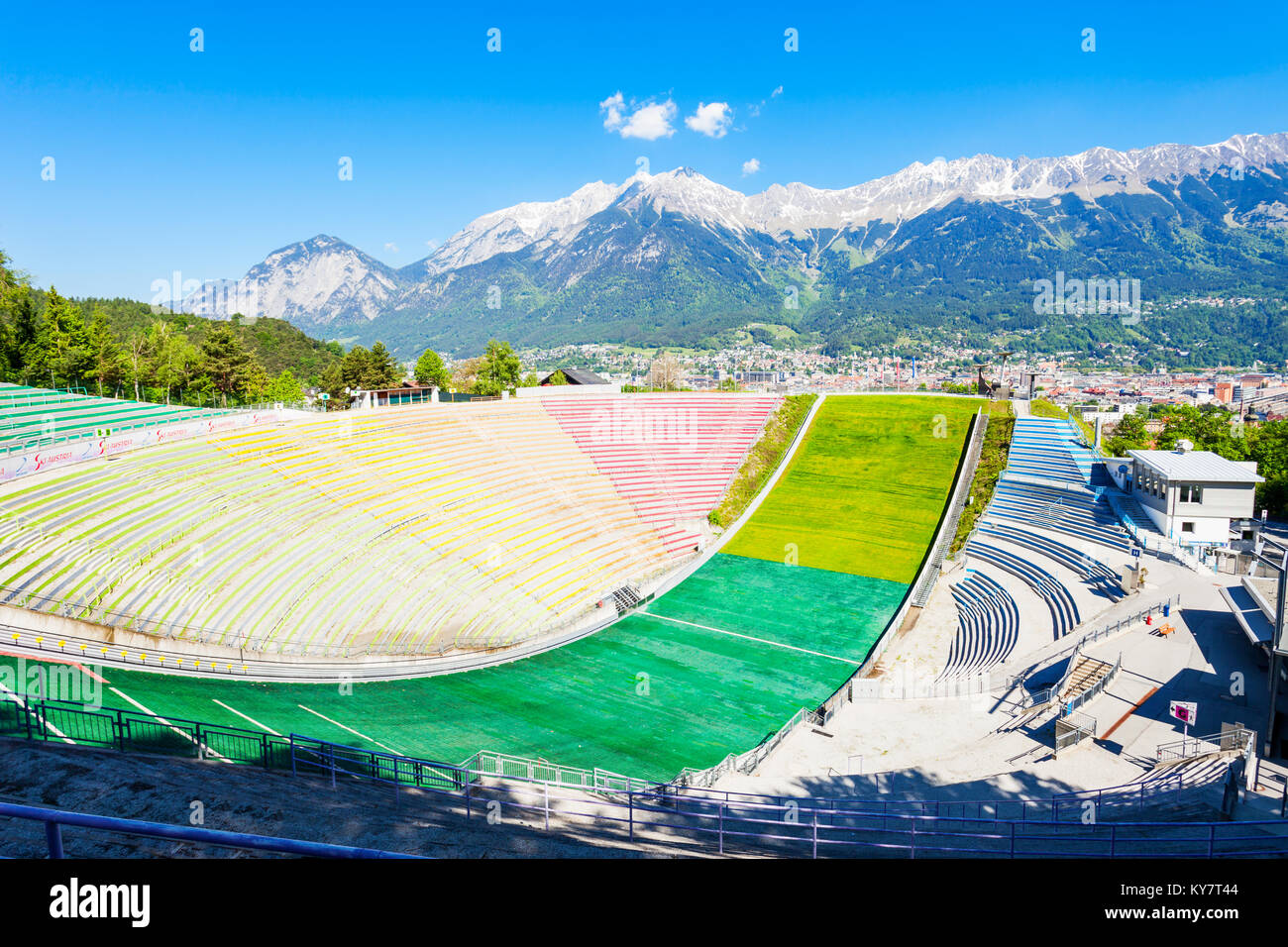 INNSBRUCK, Autriche - 22 MAI 2017 : l'Sprungschanze Bergisel Stadion est un stade de saut à ski de Bergisel hill situé dans à Innsbruck, Autriche Banque D'Images