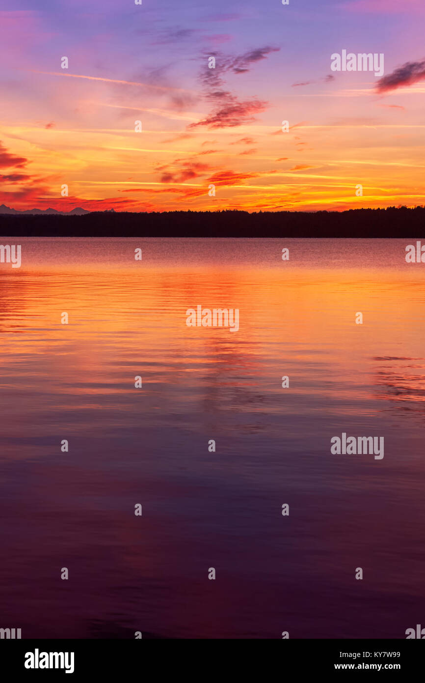 Magnifique coucher de soleil au lac de Starnberg en Bavière, Allemagne Banque D'Images